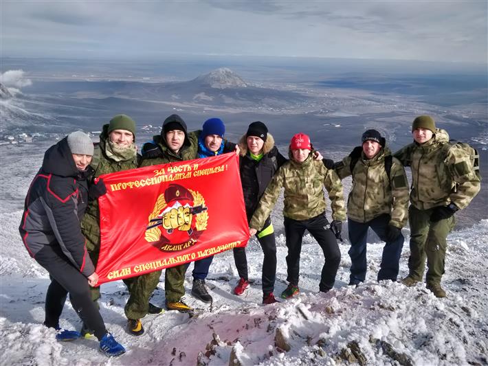 Военнослужащие железноводского центра специального назначения приняли участие в ежегодном массовом восхождении на вершину Бештау