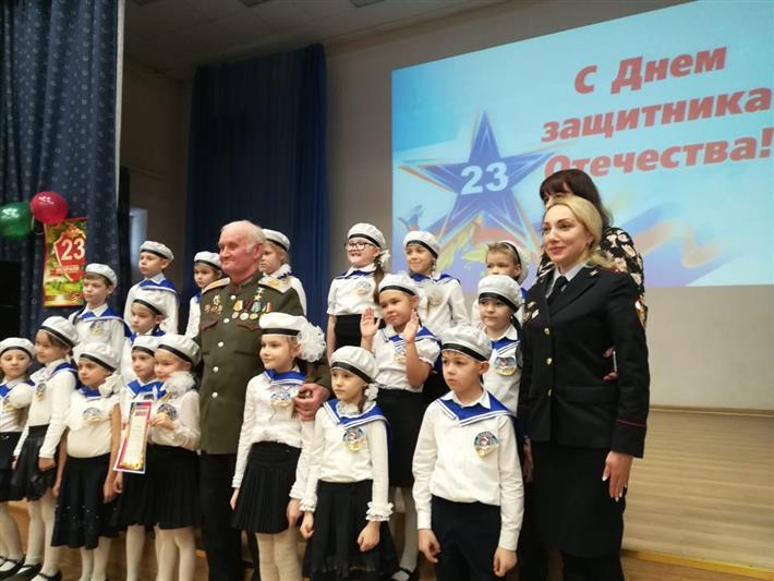 Военнослужащие московского соединения по охране общественного порядка провели урок мужества в подшефной школе