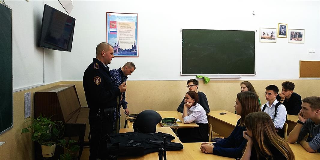 В рамках акции Росгвардии «Неделя мужества» в школах и колледжах Северо-Запада проходят патриотические мероприятия 