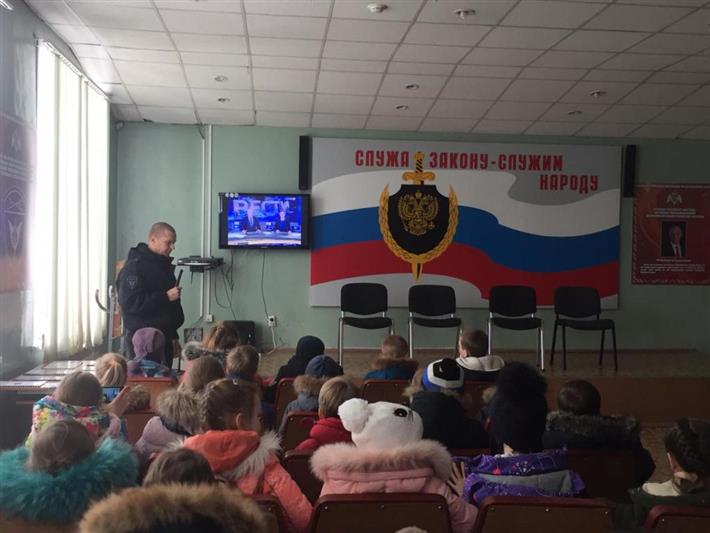 Школьники уральской столицы побывали в гостях у транспортного ОМОН