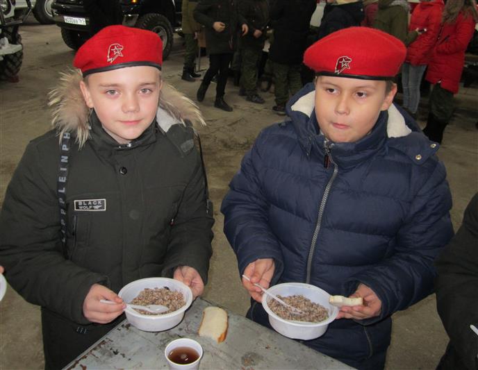 Сотрудники ростовского ОМОН провели Урок мужества для юных десантников