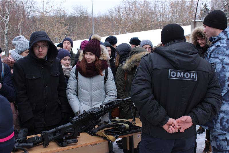 В рамках акции Росгвардии «Неделя мужества» сотрудники московского ОМОН на транспорте провели патриотические мероприятие с молодежью