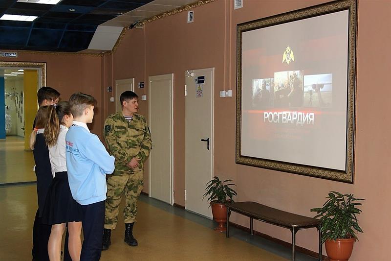 Росгвардейцы провели интерактивный Урок мужества для более чем трехсот хабаровских школьников