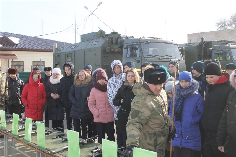Учащиеся кадетских классов Волгоградской области посетили бригаду оперативного назначения Росгвардии 