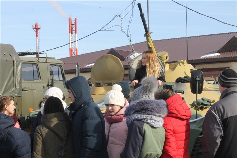 Учащиеся кадетских классов Волгоградской области посетили бригаду оперативного назначения Росгвардии 
