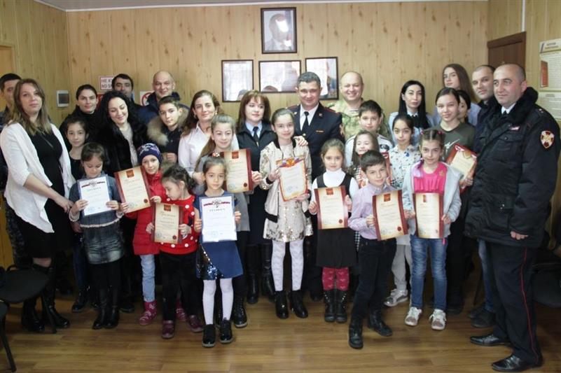 Во Владикавказе прошел конкурс детского рисунка, посвященный юбилею подразделений ЛРР