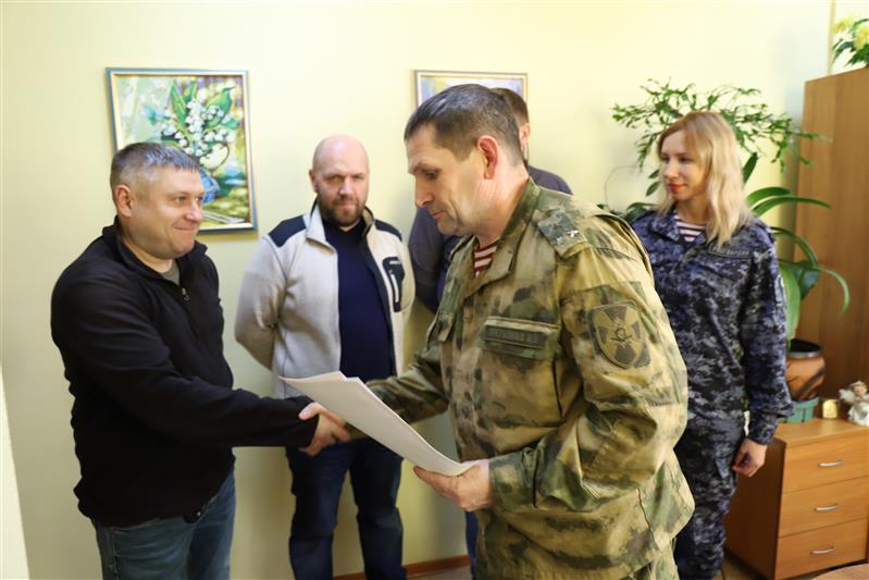 Росгвардейцы Югры вручили благодарственные письма лучшим телеоператорам региональных СМИ