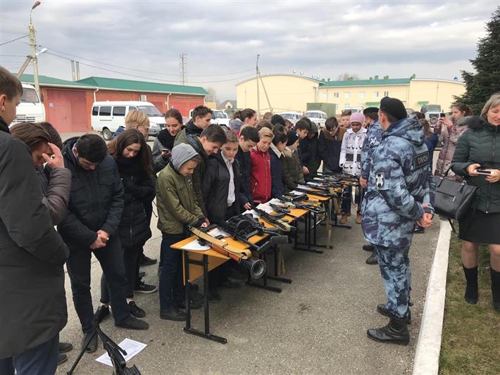 Росгвардейцы Адыгеи, Краснодара и Астрахани встретились с подрастающим поколением в рамках «Недели мужества»
