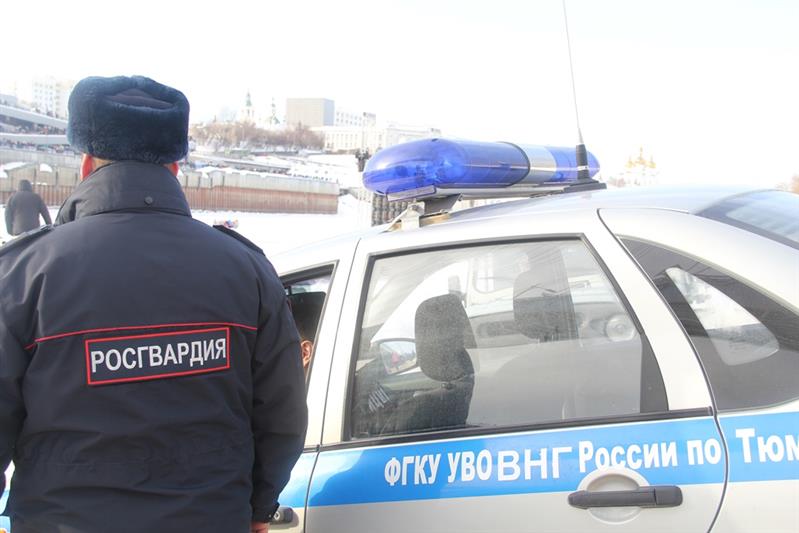 Сотрудники Росгвардии заняли третье место в автогонках на льду на служебных автомобилях в Тюмени