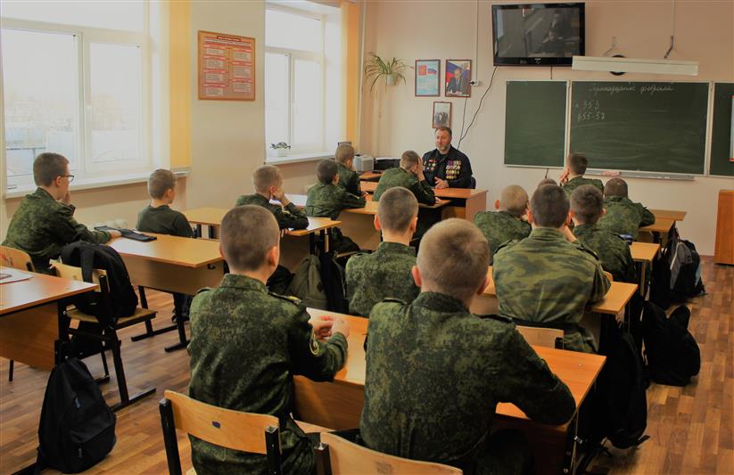 Ветеран СОБР провел для карельских кадет тематическое занятие, посвящённое 30-летию со дня вывода советских войск из Афганистана