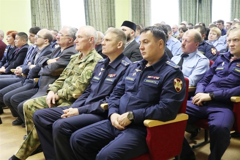 Герой России Серик Султангабиев встретился с военнослужащими отдельной авиационной эскадрильи Уральского округа Росгвардии и екатеринбургскими школьниками