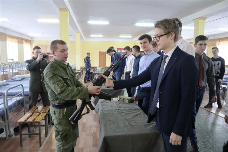 Герой России Серик Султангабиев встретился с военнослужащими отдельной авиационной эскадрильи Уральского округа Росгвардии и екатеринбургскими школьниками