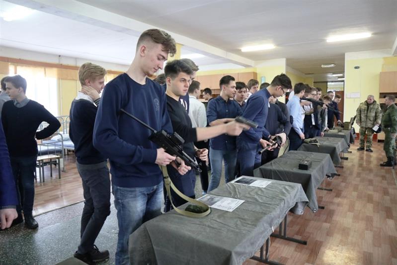 Герой России Серик Султангабиев встретился с военнослужащими отдельной авиационной эскадрильи Уральского округа Росгвардии и екатеринбургскими школьниками