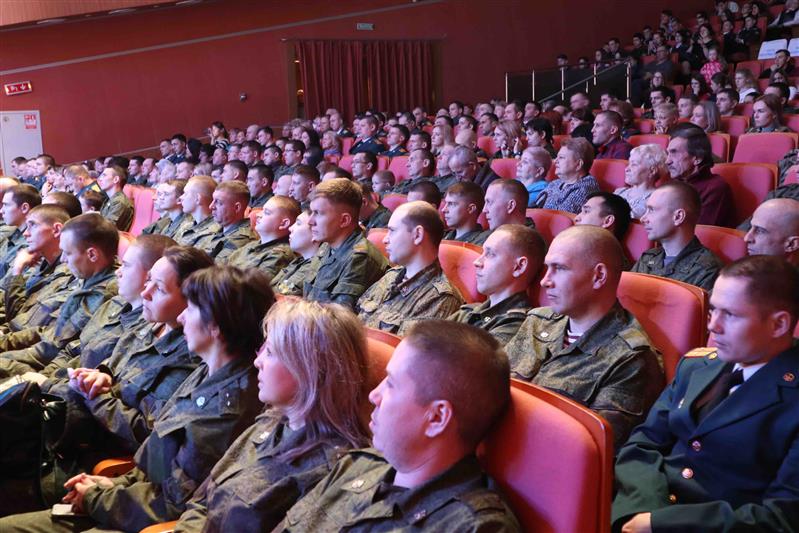 Военнослужащие Росгвардии провели праздничный концерт в Екатеринбурге