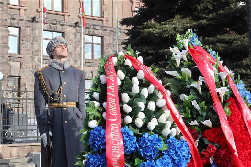 Командующий Уральским округом Росгвардии принял участие в церемонии возложения цветов и венков к памятнику маршалу Г. К. Жукову