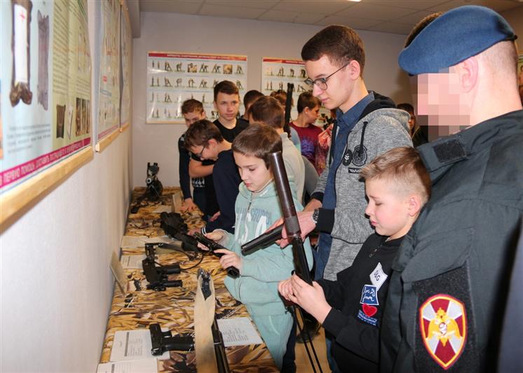 Сотрудники ростовского СОБР познакомили участников юнармейских соревнований с современным вооружением Росгвардии