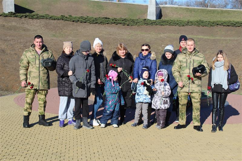 В Ростове-на-Дону росгвардейцы и дети с особенностями развития посетили мемориал «Жертвам фашизма»
