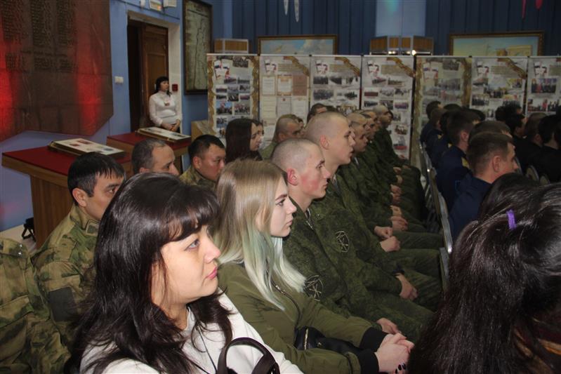 Военнослужащим Росгвардии показали кинохронику битвы за Сталинград