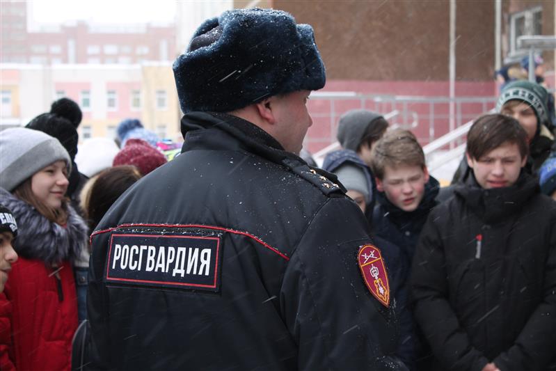 В преддверии Дня защитника Отечества росгвардейцы проводят Уроки мужества для свердловских школьников