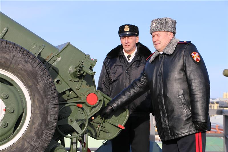 В честь 50-летия со дня образования подразделений ЛРР и госконтроля произведен выстрел из пушки Петропавловской крепости