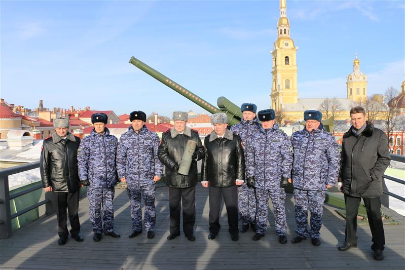 В честь 50-летия со дня образования подразделений ЛРР и госконтроля произведен выстрел из пушки Петропавловской крепости