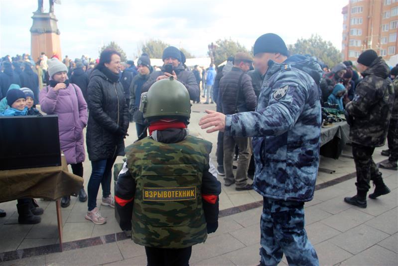 В рамках «Недели мужества» астраханские росгвардейцы приняли участие в акции «Военная служба по контракту – твой выбор!»