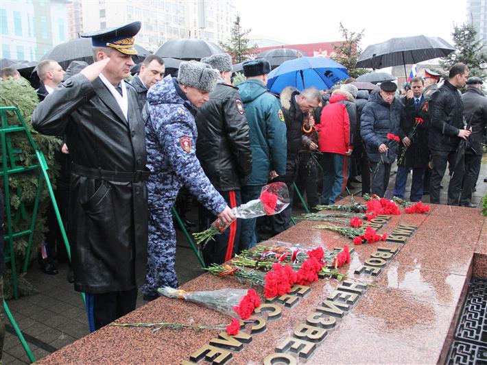 В Краснодаре росгвардейцы приняли участие в церемонии возложения цветов к Вечному огню в память защитников Отечества
