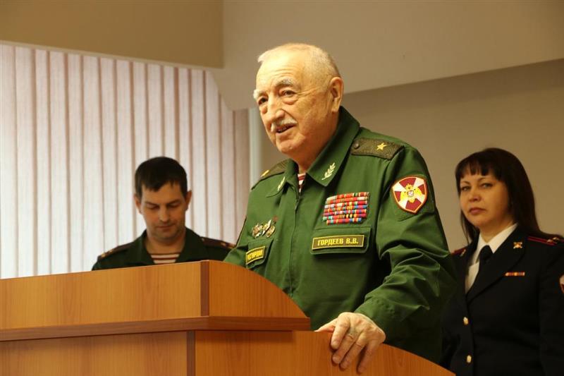 В Уральском округе поздравили с профессиональным праздником сотрудников подразделений государственного контроля и лицензионно-разрешительной работы 