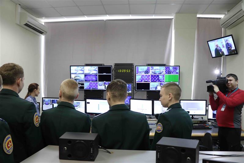Управление Росгвардии по Свердловской области организовало для подшефных кадет экскурсию на телевидение (видео)