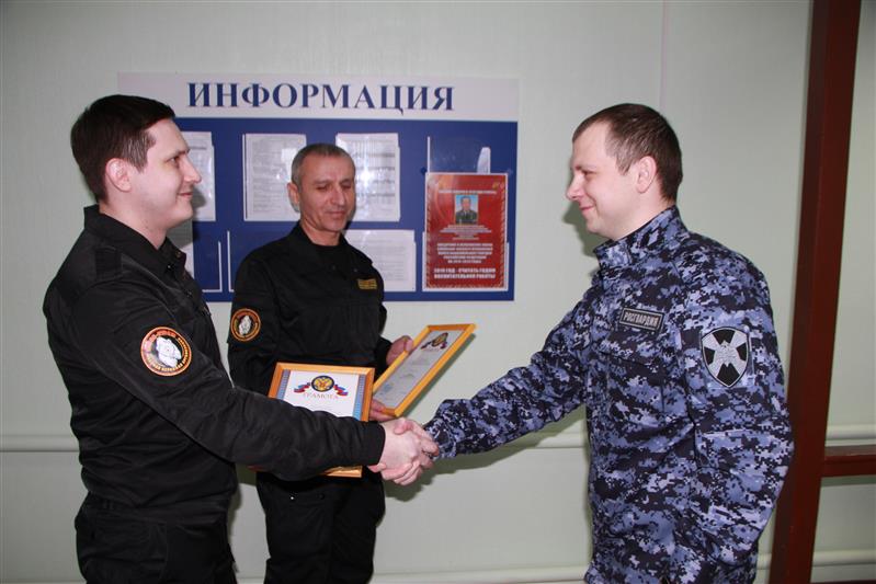 В Саратове наградили сотрудников частной охранной организации, отличившихся при задержании подозреваемого в преступлении