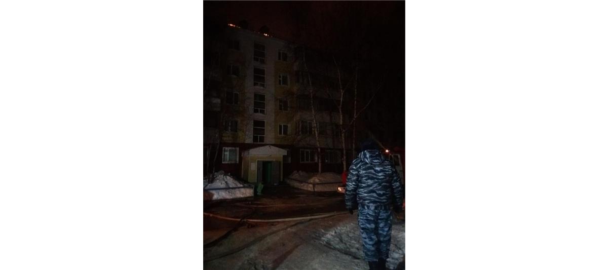 В Югре росгвардейцы эвакуировали людей из горящего многоквартирного дома