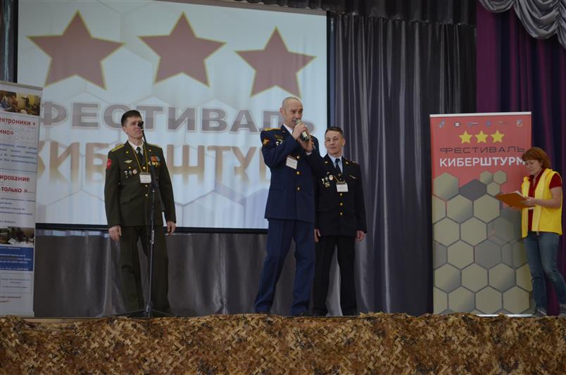 Сотрудник столичного ОМОН стал судьей фестиваля инженерных идей «КиберШтурм»