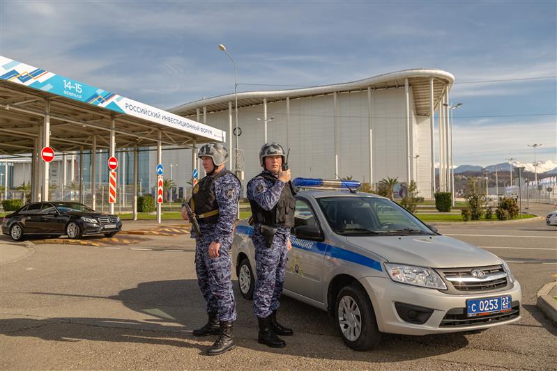 Подразделения Росгвардии приняли участие в обеспечении правопорядка во время Российского инвестиционного форума (видео)
