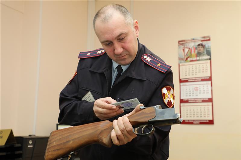 В Росгвардии показали работу одного из столичных центров лицензионно-разрешительной работы (фото, видео)