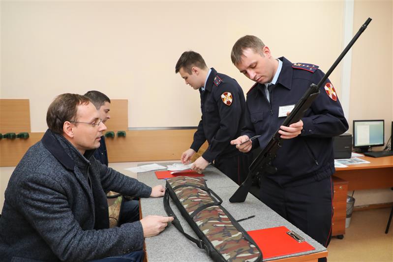 В Росгвардии показали работу одного из столичных центров лицензионно-разрешительной работы (фото, видео)
