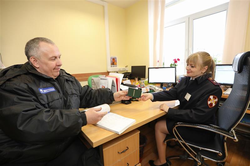 В Росгвардии показали работу одного из столичных центров лицензионно-разрешительной работы (фото, видео)