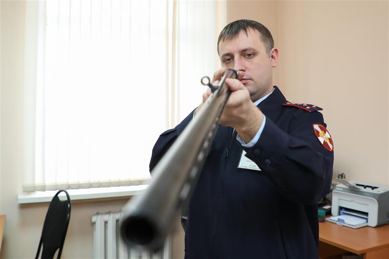 В Росгвардии показали работу одного из столичных центров лицензионно-разрешительной работы (фото, видео)