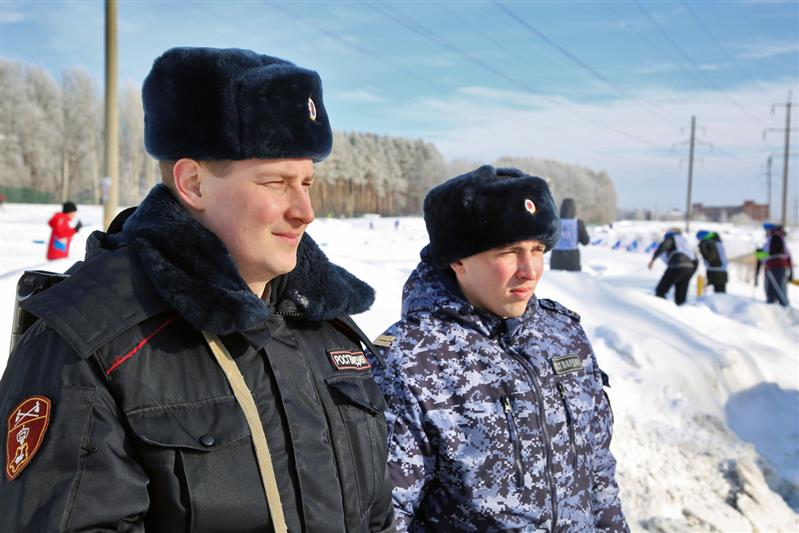 Военнослужащие и сотрудники Приволжского округа Росгвардии вышли на «Лыжню России-2019» (фото)