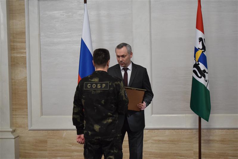 Губернатор Новосибирской области наградил сотрудников и военнослужащих Росгвардии