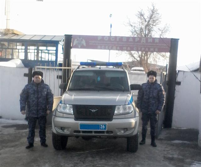 В Воронежской области росгвардейцы помогли женщине с ребенком, оказавшимся в трудной ситуации из-за заглохшего двигателя автомобиля (видео)