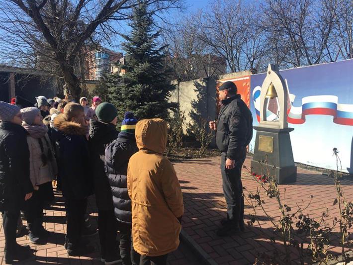 В Ростове-на-Дону сотрудники транспортного ОМОН провели тематическое занятие для школьников