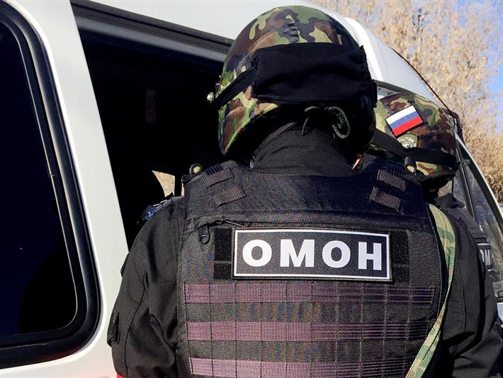 Бойцы мурманского ОМОН приняли участие в задержании сотрудника исправительной колонии, подозреваемого в получении взятки в крупном размере