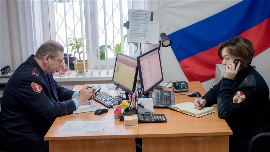 Офицеры Росгвардии проконсультировали новгородцев по вопросам регистрации и возмездной сдачи оружия