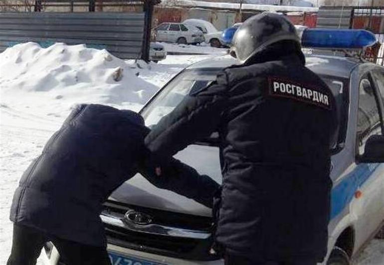 Сотрудники Росгвардии пресекли два факта распространения наркотических веществ в Тюмени