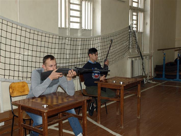 Росгвардейцы провели соревнования по стрельбе из пневматической винтовки среди участников профильного кружка кировской школы № 45 
