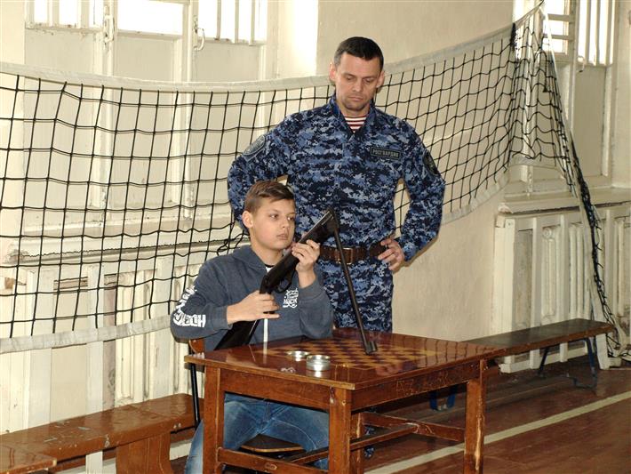 Росгвардейцы провели соревнования по стрельбе из пневматической винтовки среди участников профильного кружка кировской школы № 45 