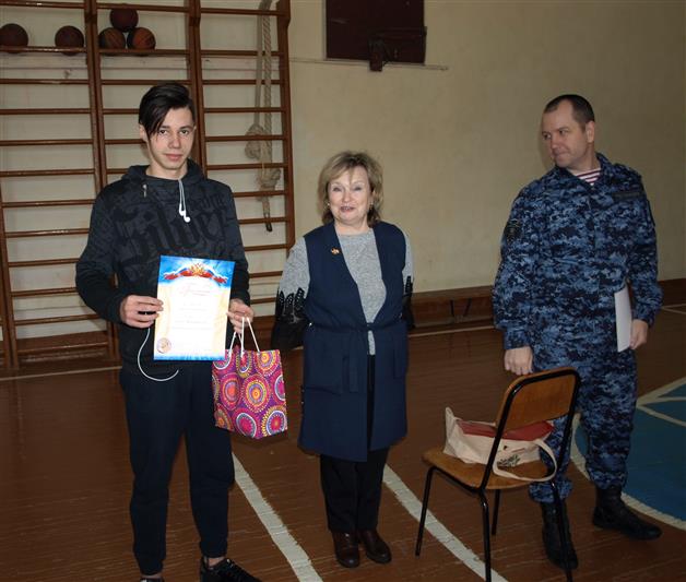 Росгвардейцы провели соревнования по стрельбе из пневматической винтовки среди участников профильного кружка кировской школы № 45 