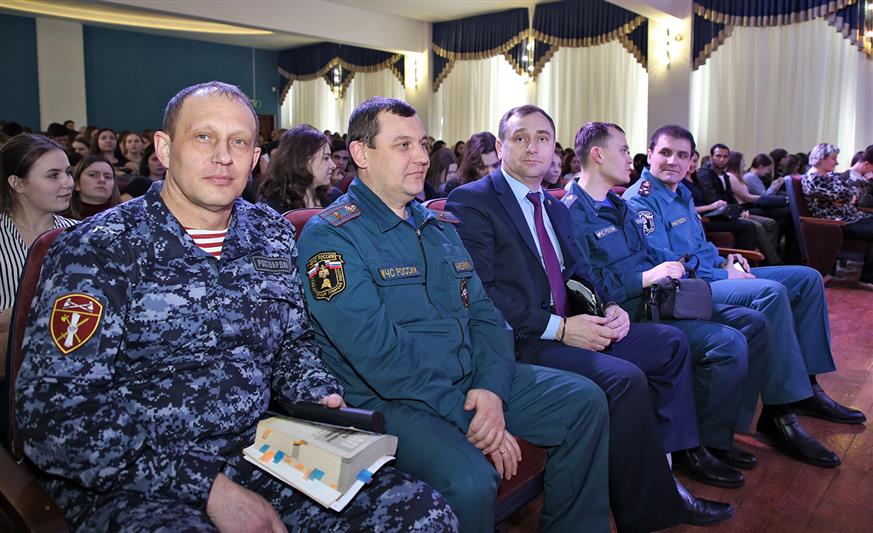 Росгвардейцы совместно с представителями других силовых структур рассказали саранским студентам-педагогам о различных аспектах безопасности