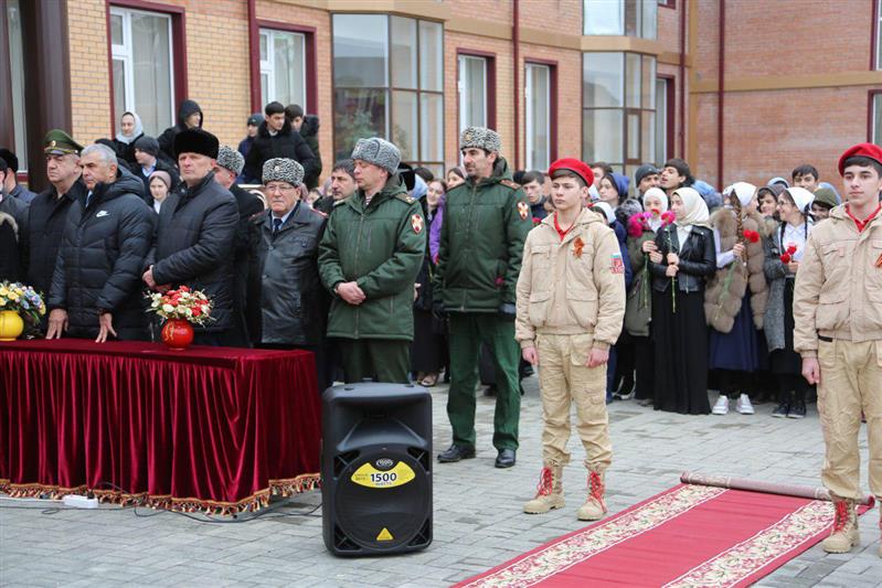 Росгвардейцы Чеченской Республики приняли участие в увековечении памяти воинов-интернационалистов (фото, видео)