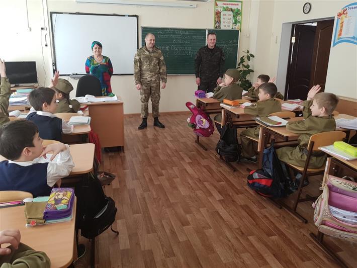 Военнослужащие назрановского полка Росгвардии провели уроки мужества в образовательных учреждениях Ингушетии